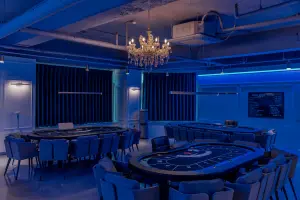 골드 샹들리에가 빛나는 럭셔리 홀덤펍